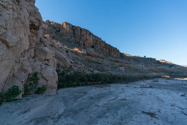 Paisagem Montanhosa Sul Espanha Árvores Arbustos Rochas Pedras Céu Claro — Fotografia de Stock