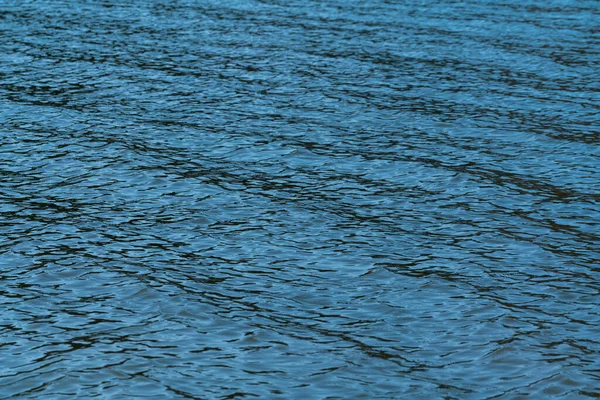 Νερό Κυματίζει Στη Δεξαμενή Μπενινάρ Νερό Είναι Μπλε — Φωτογραφία Αρχείου