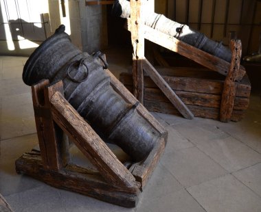 Eski antik savaş topları bir kaleyi savunmak için kullanıldı.