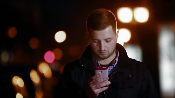 Man met tablet kruising de weg in Chicago hd 1080p — Stockvideo