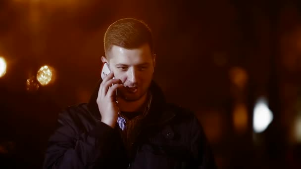 Homme avec tablette traversant la route à Chicago hd 1080p — Video