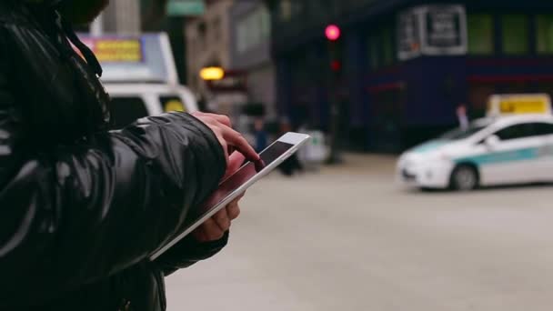 シカゴの道路を横断するタブレットを持つ男 — ストック動画