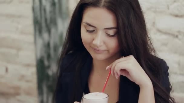 Vrouw Holding digitale Tablet en Cappuccino op een houten tafel — Stockvideo