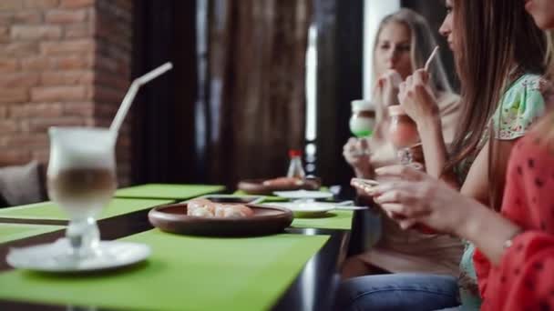 Menina segurando café e telefone — Vídeo de Stock