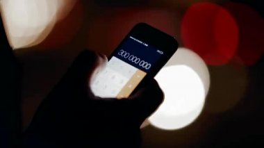 Gece telefon ile şirin çocuk. Adam telefonu hava hd çalışma