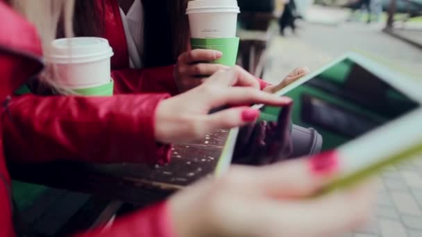 Meisje bedrijf koffie en telefoon — Stockvideo