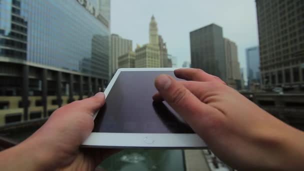 Man met Tablet kruising de weg in Chicago — Stockvideo