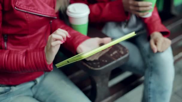 Menina segurando café e telefone — Vídeo de Stock