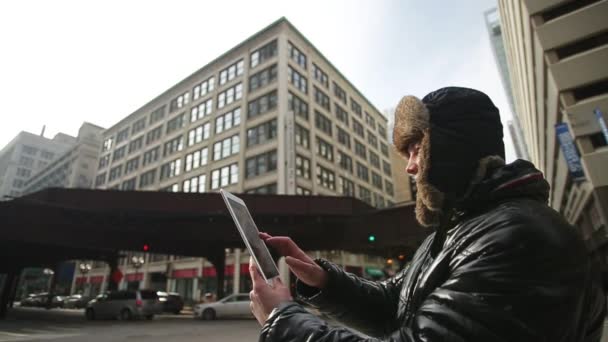 Homme avec tablette traversant la route à Chicago — Video