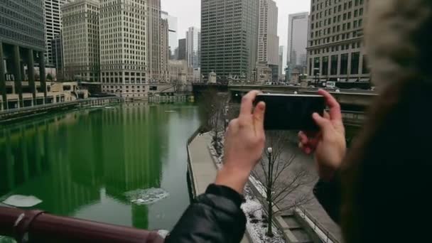 Mann überquert mit Tablet Straße in Chicago — Stockvideo