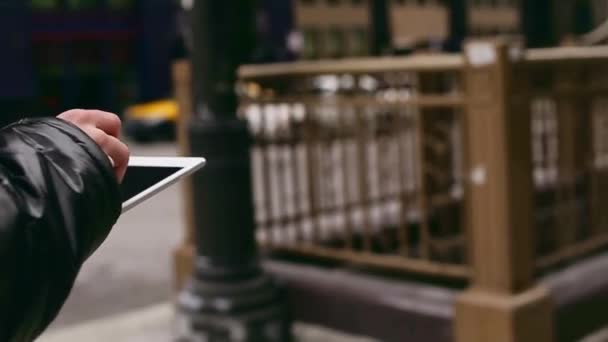 Uomo con tablet che attraversa la strada a Chicago — Video Stock