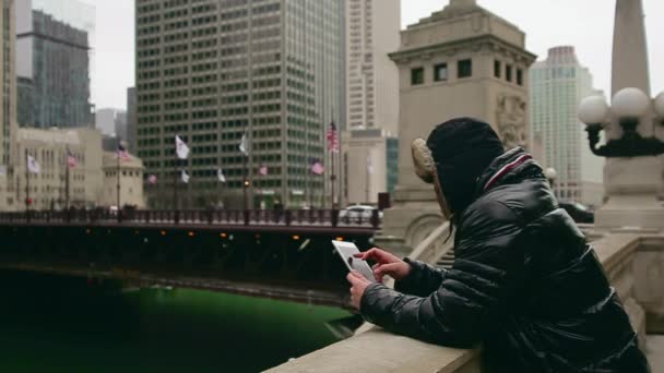 Homem com tablet cruzando a estrada em Chicago — Vídeo de Stock