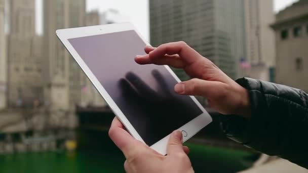 Hombre con la tableta cruzando la calle en Chicago — Vídeo de stock