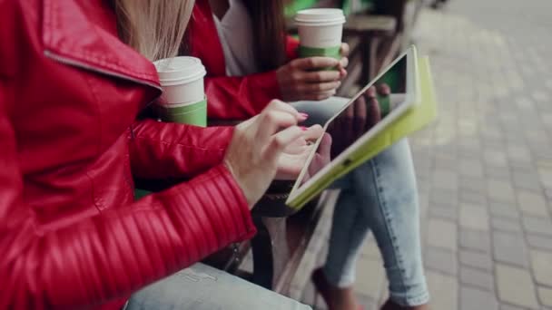 Menina segurando café e telefone — Vídeo de Stock