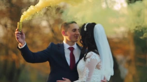 Casal de casamento com luzes — Vídeo de Stock