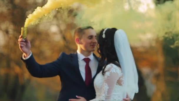 Pareja de boda con luces — Vídeos de Stock