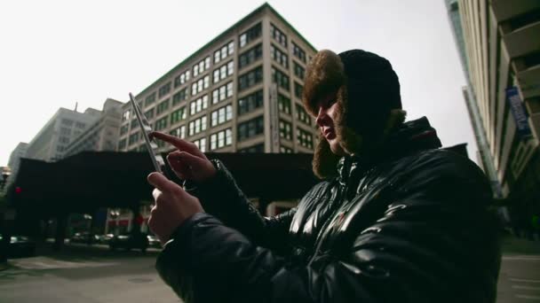 Людина з планшета перетину дороги в Чикаго — стокове відео