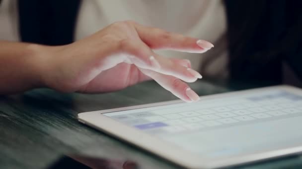 Hombre sosteniendo tableta digital y capuchino en una mesa de madera — Vídeo de stock