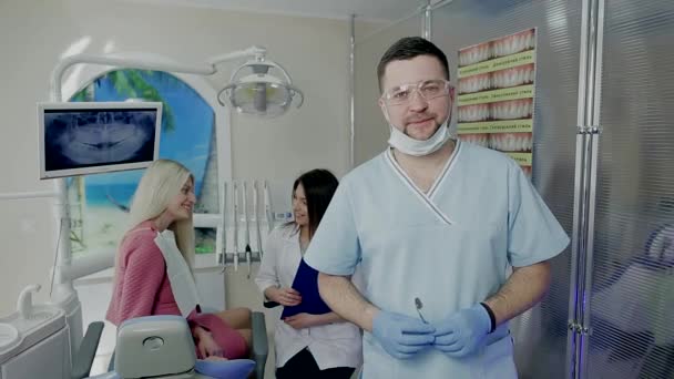 Dentista in ufficio — Video Stock