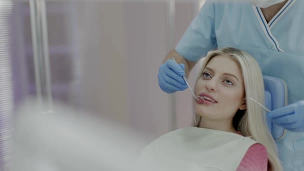 Hermosa chica en la oficina sonrisas odontología — Vídeos de Stock