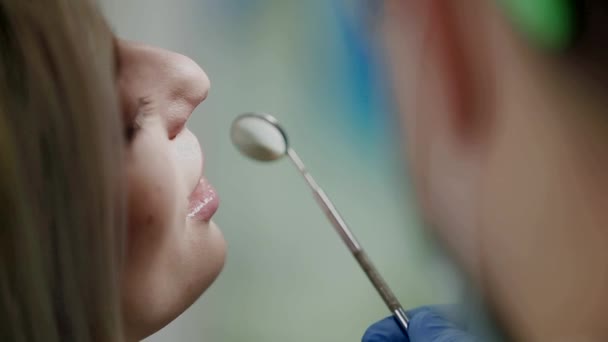 Красива дівчина в офісі стоматології — стокове відео