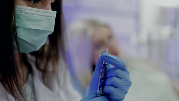 Injektion in der Zahnmedizin schöne Ärztin in einer Maske — Stockvideo
