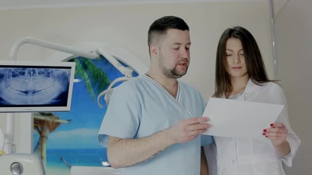 Помощник врача в режиме ожидания, прочтите документы — стоковое видео
