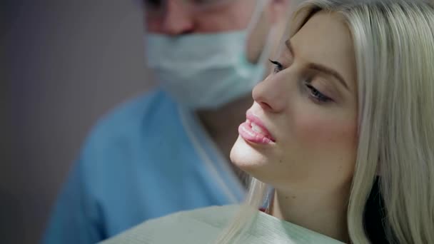 Belle fille dans la dentisterie de bureau — Video