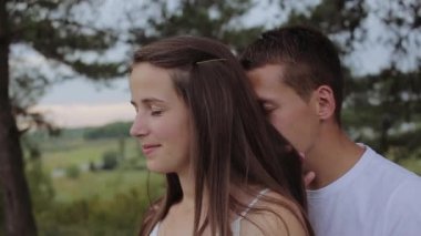 Ormanda Beyaz giysili güzel Çift