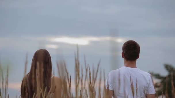 Hermosa pareja en ropa blanca en el bosque — Vídeos de Stock