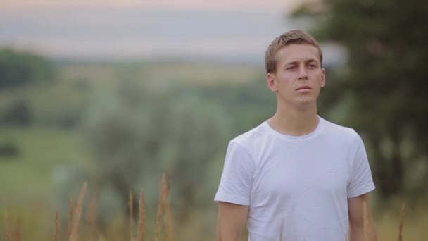 Hermosa pareja en ropa blanca en el bosque — Vídeos de Stock