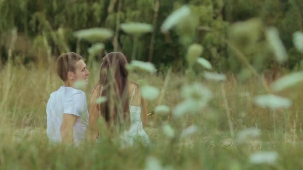 Hermosa pareja en ropa blanca en el bosque — Vídeos de Stock