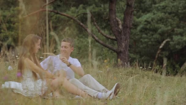 Красивая пара в белой одежде в лесу — стоковое видео