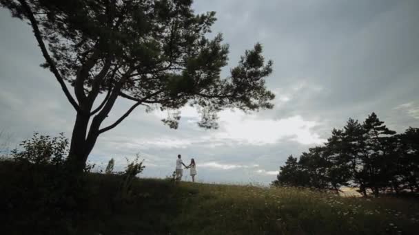 Hermosa pareja en ropa blanca en el bosque — Vídeos de Stock