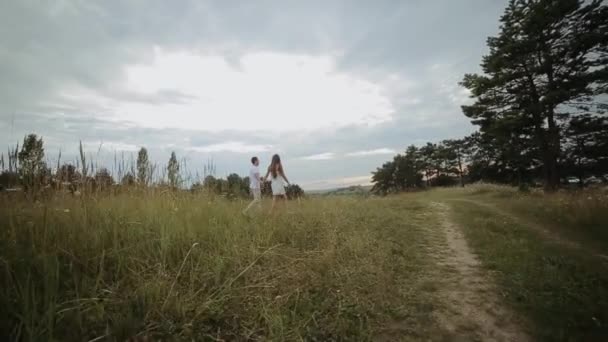 Hermosa pareja en ropa blanca en el bosque — Vídeos de Stock