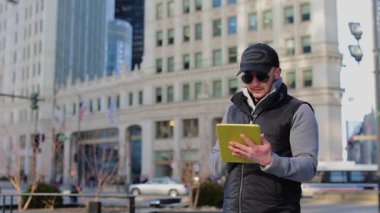 Chicago'da Tablet ile adam