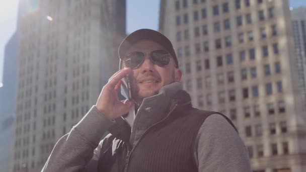 O cara com o telefone no arranha-céu Trump — Vídeo de Stock