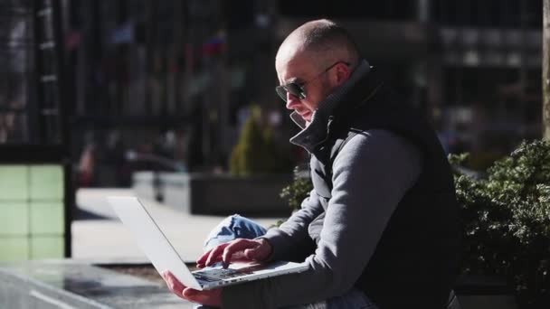 Een man met een Computer in Chicago — Stockvideo