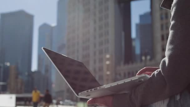Člověk s počítačem v Chicagu — Stock video