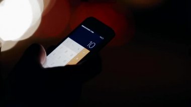 Gece telefon ile şirin çocuk. Adam telefonu hava hd çalışma