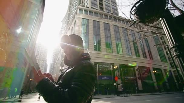 Man med tablett korsar vägen i Chicago — Stockvideo