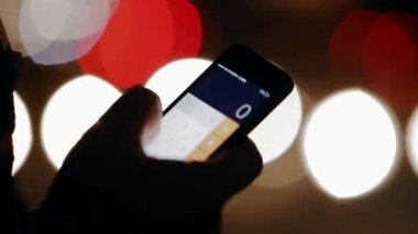 Gece telefon ile şirin çocuk. Adam telefonu hava hd çalışma