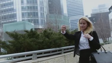İddialı etnik Asya Japon kız reklam iş Yöneticisi açık havada şehir binaları kablosuz Hotspot akıllı telefon bağlantısı