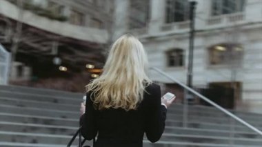 İş Lady ile telefon ve el çantası mı merdivenden