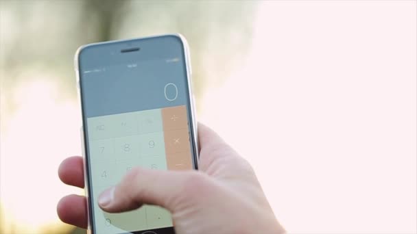 Telefon auf dem Hintergrund der Sonne — Stockvideo