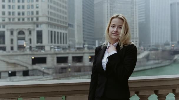 Hermosa chica cerca del río en Chicago está en la calle detrás de los rascacielos — Vídeos de Stock
