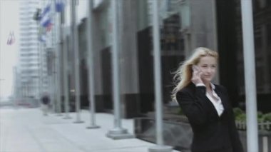 İddialı etnik Asya Japon kız reklam iş Yöneticisi açık havada şehir binaları kablosuz Hotspot akıllı telefon bağlantısı