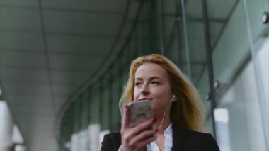 İş merkezleri iş kadını telefon ve el çantası ile gelir