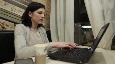 Kız Kafede Oturan ve Bilgisayarda Çalışan . Geceleri Bilgisayara Çalışıyor ve Telefonda Konuşuyor .