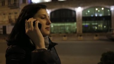 Gece telefon Stores yakınındaki yolda yürürken kız